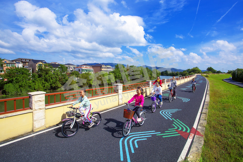 《天蓝水清绿道美》