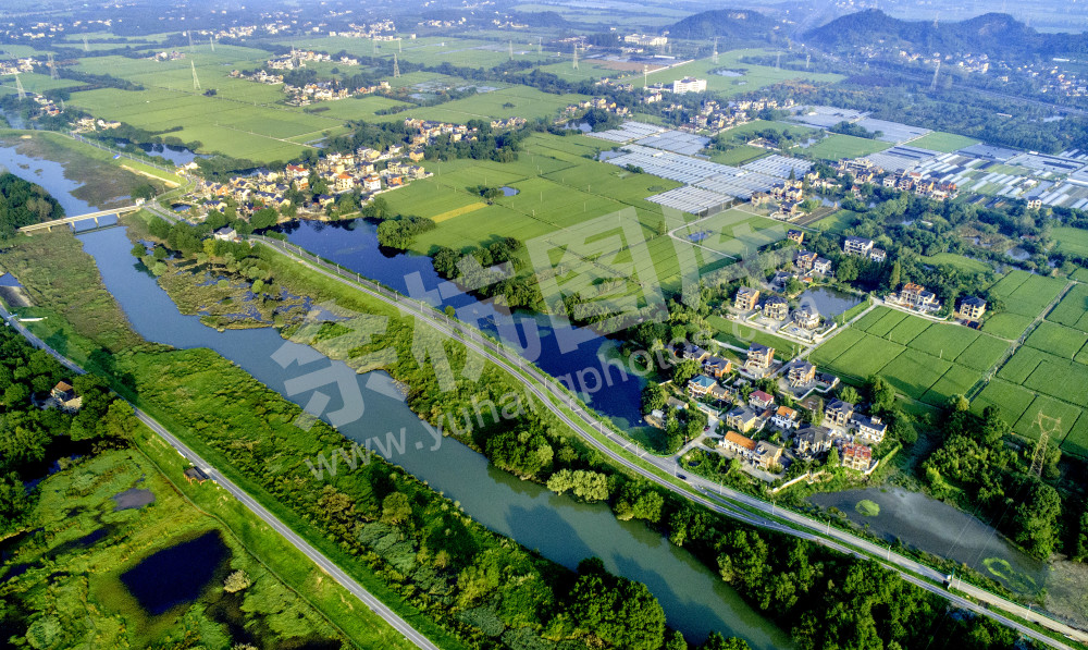 万顷良田逐溪水