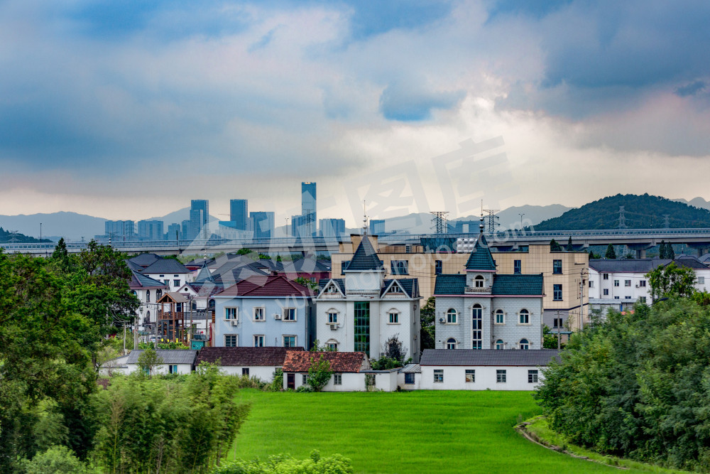 《高架路上看余杭》