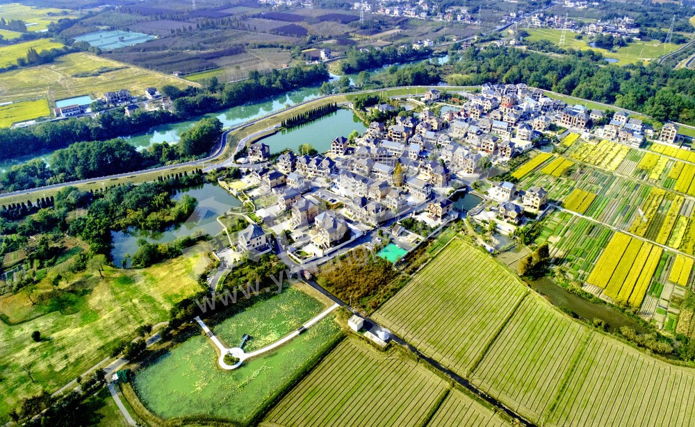 碧水环绕的村庄