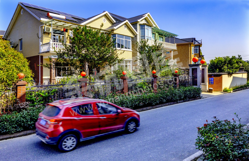 楼房门前汽车跑