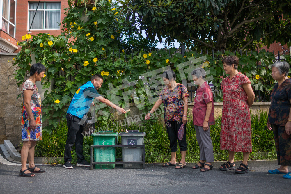 《垃圾分类人人有责 保护环境人人参与》