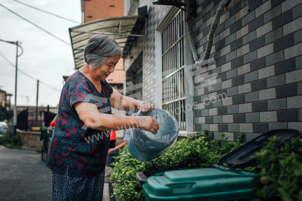 《垃圾分类人人有责 保护环境人人参与》