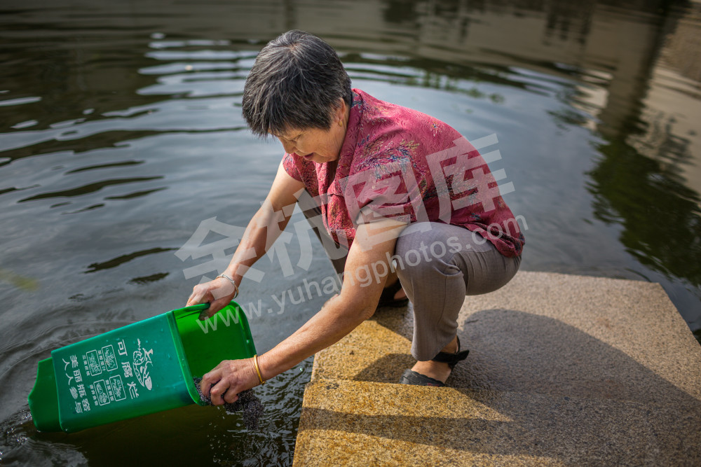 《垃圾分类人人有责 保护环境人人参与》