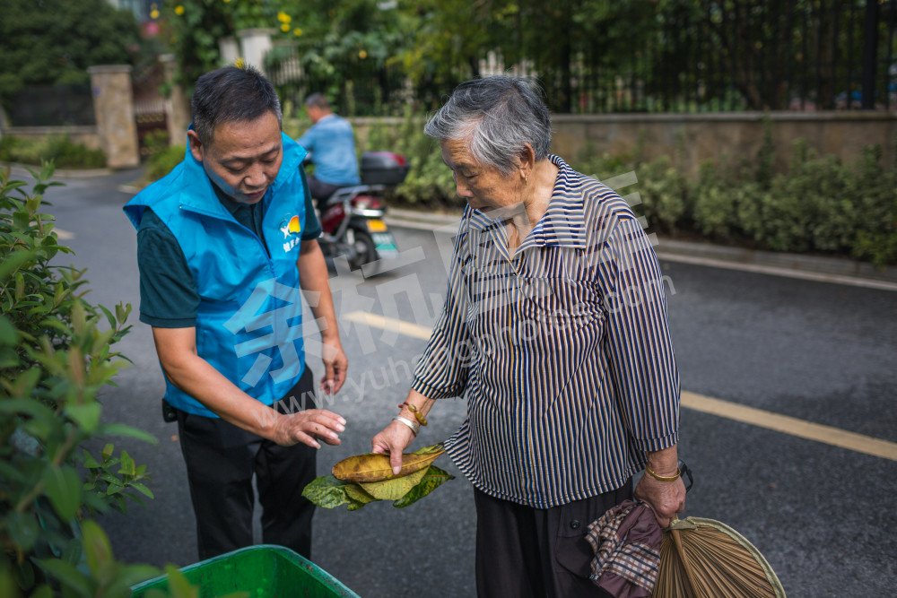 《垃圾分类人人有责 保护环境人人参与》