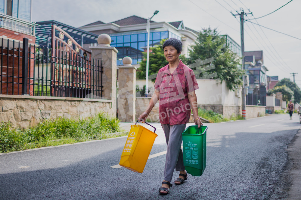 《垃圾分类人人有责 保护环境人人参与》