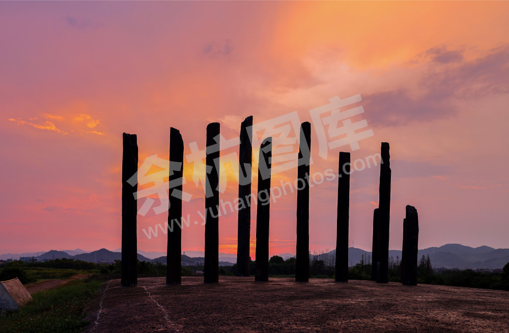 《霞光映古城》 