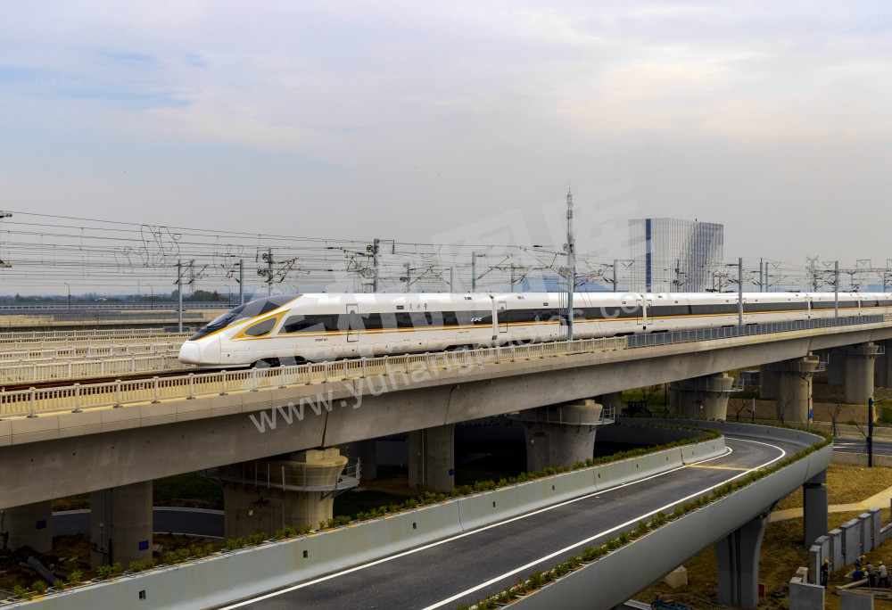 《首趟列车进西站》