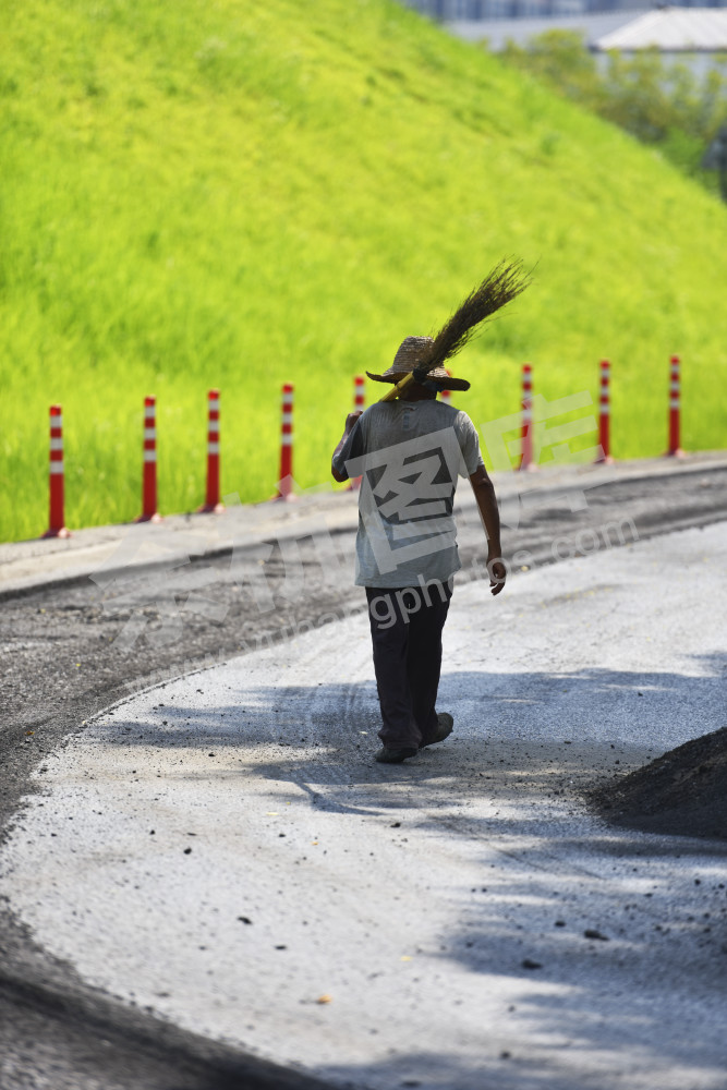 酷暑难挡养路人
