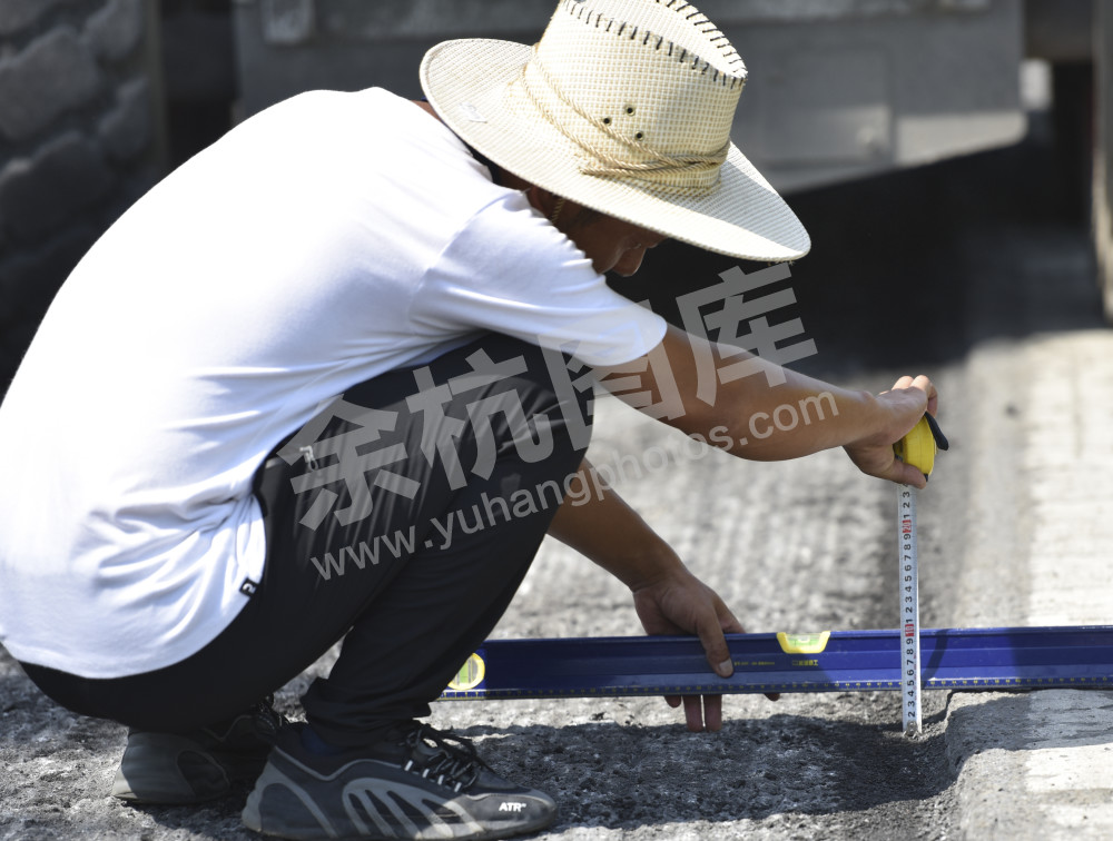 酷暑难挡养路人