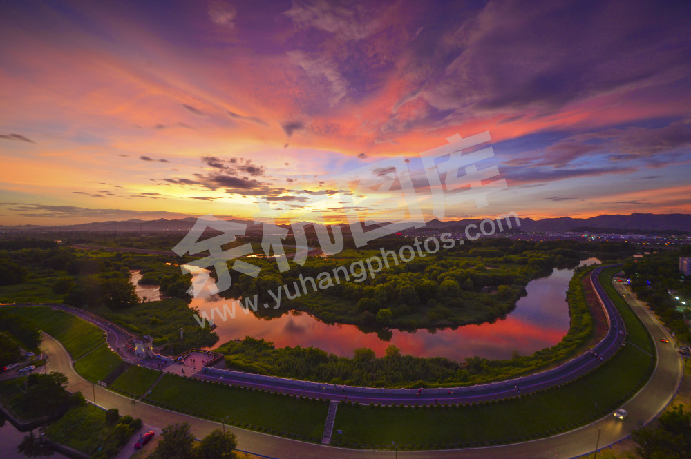 北湖草荡云霞飞