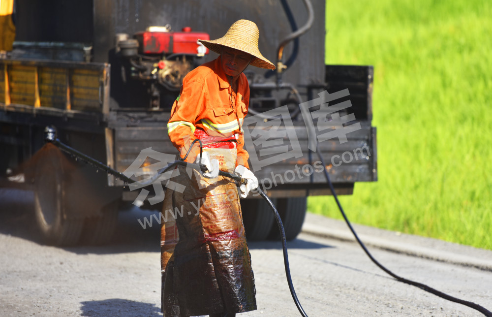 酷暑难挡养路人