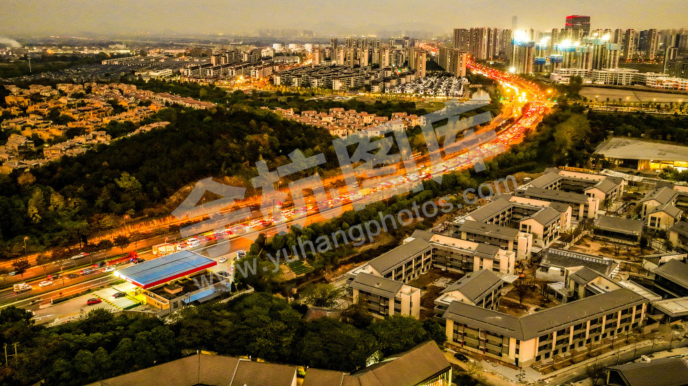 《美丽的良渚文化村社区夜景》