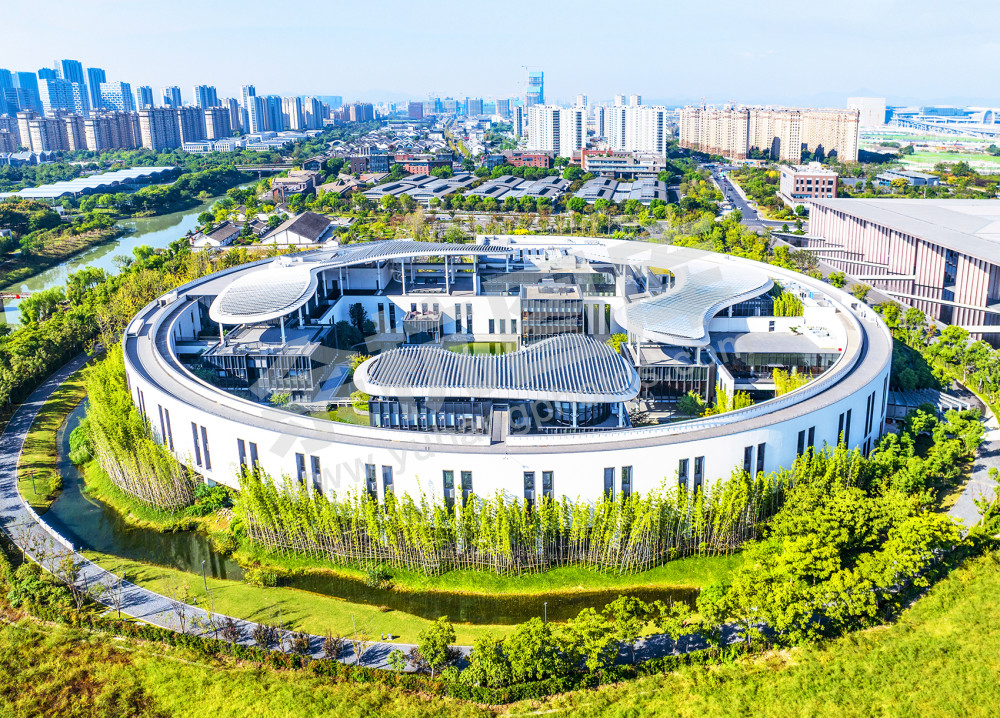 《 湖畔创研中心》