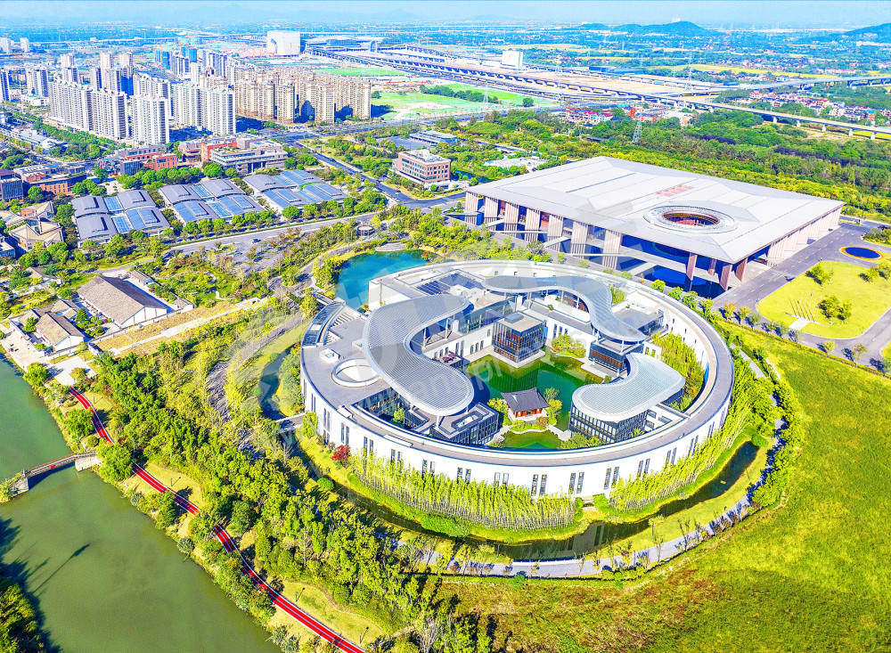 《 湖畔创研中心》