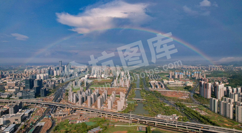 《彩虹映新城》