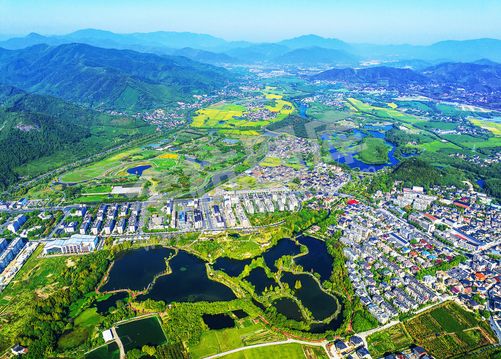 《水碧山青画不如》
