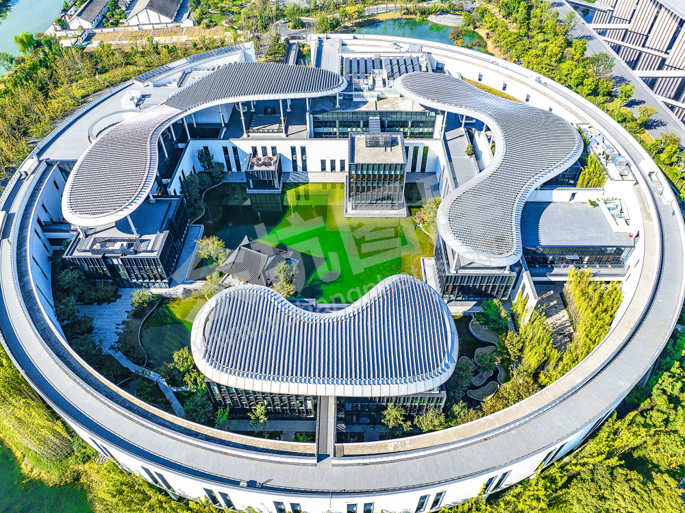 《 湖畔创研中心》