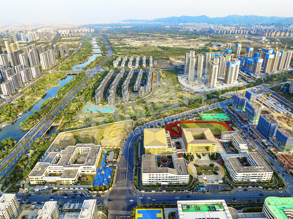 《 引进名校资源 提升教育配套》