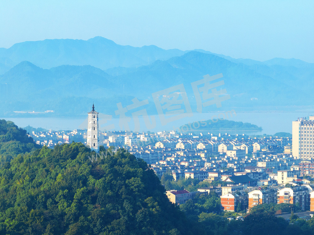 《水送山迎》