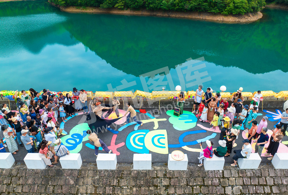 青山如游龙 还复野田中