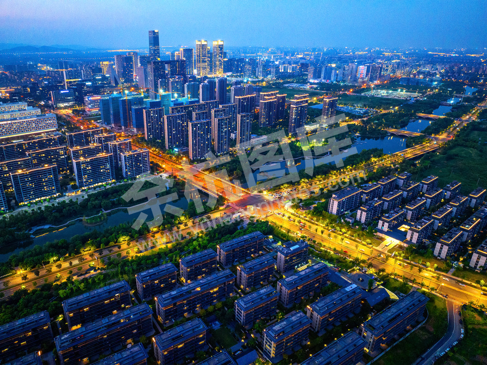 《流光溢彩的城市新中心》