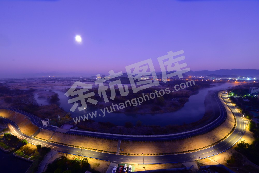 北湖草荡月中天