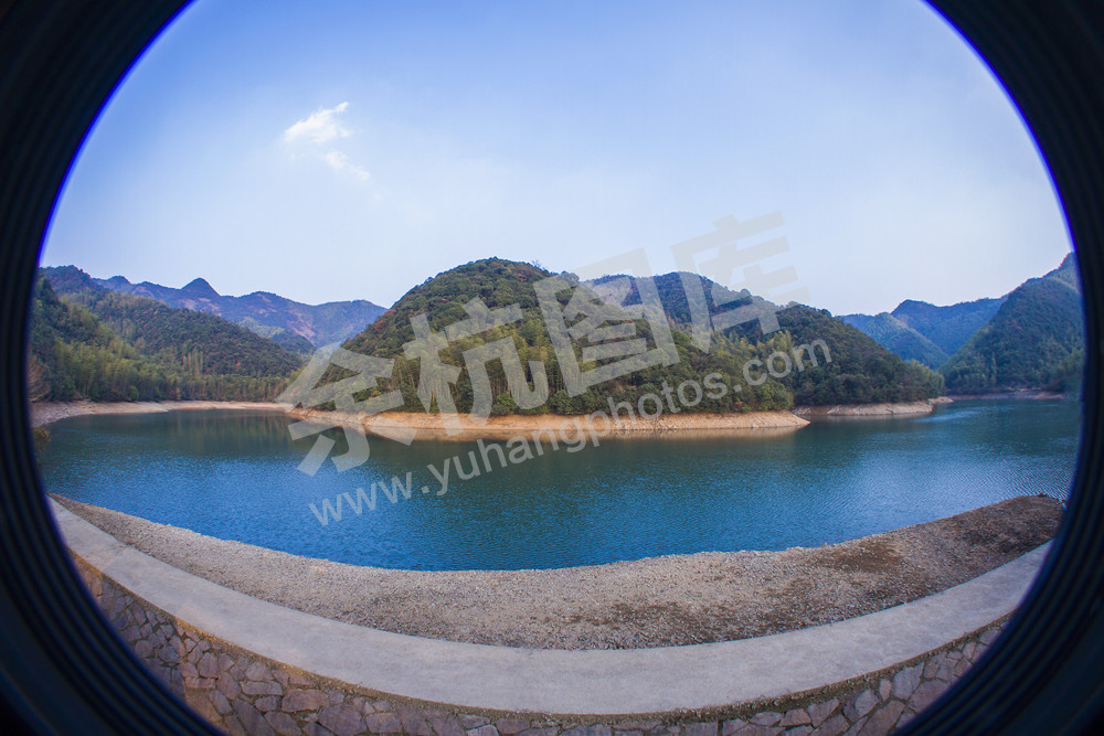 《一弯蓝月——龙坞水库》