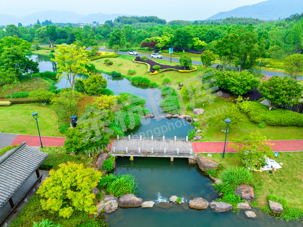 品诗情画意的乡村旅游