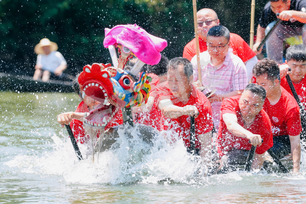 闲林街道小端午龙舟胜会现场
