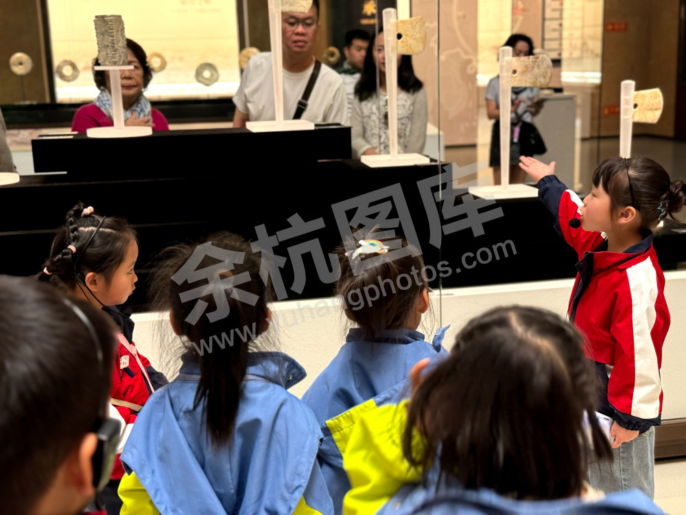 安溪幼儿园小讲解员为更楼中心幼儿园小朋友讲解良渚博物院里的玉文化
