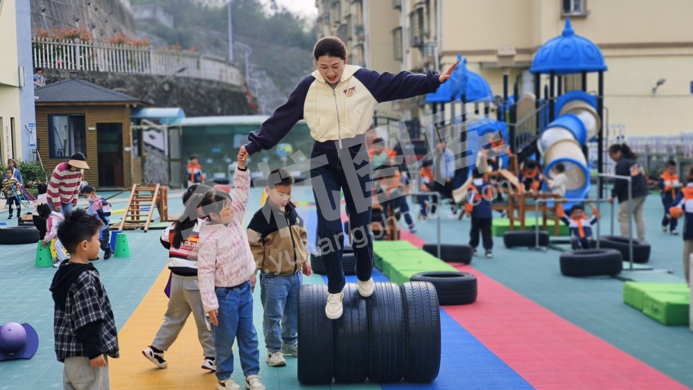 良渚肇和幼儿园教师使用对换卡，在白沙幼儿园沉浸式体验幼儿的一天