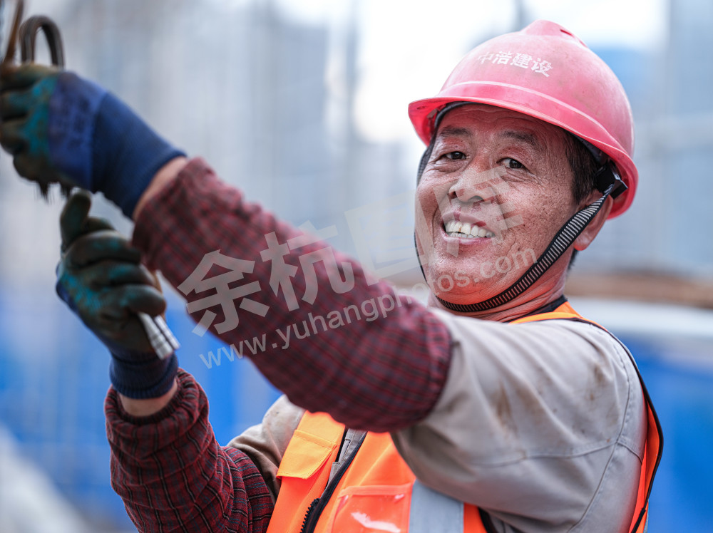 烈日下的建设者 