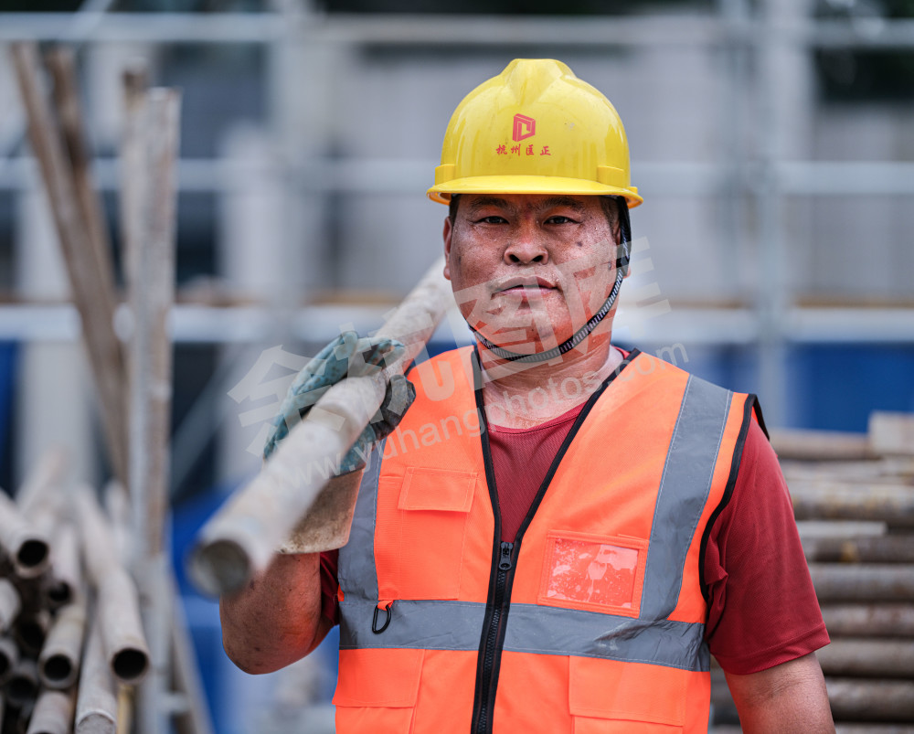 烈日下的建设者 