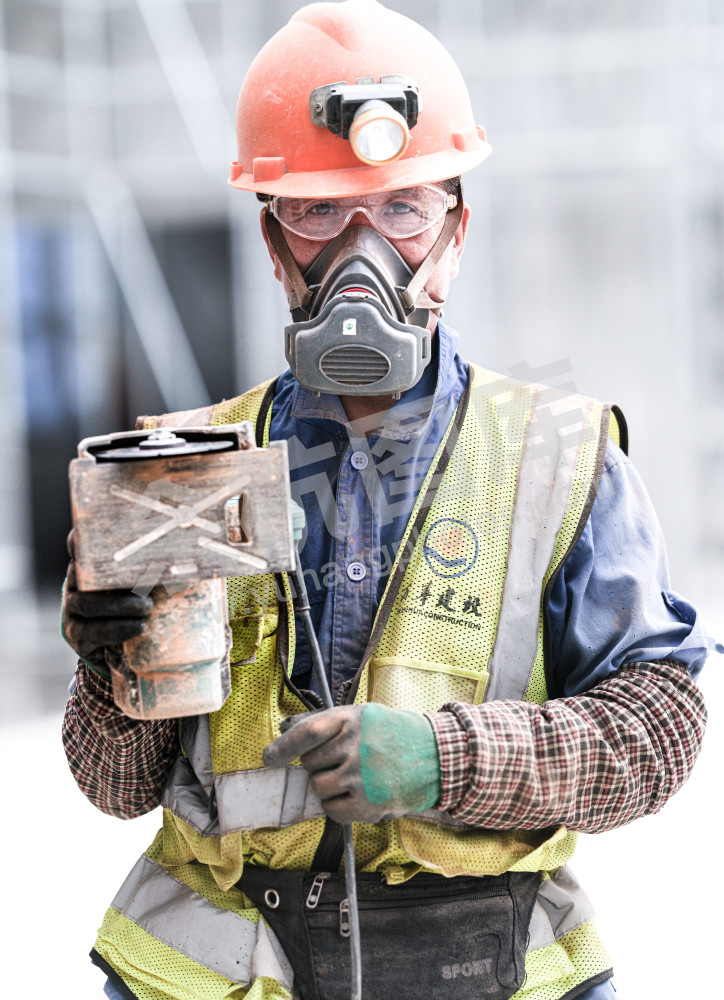 烈日下的建设者 