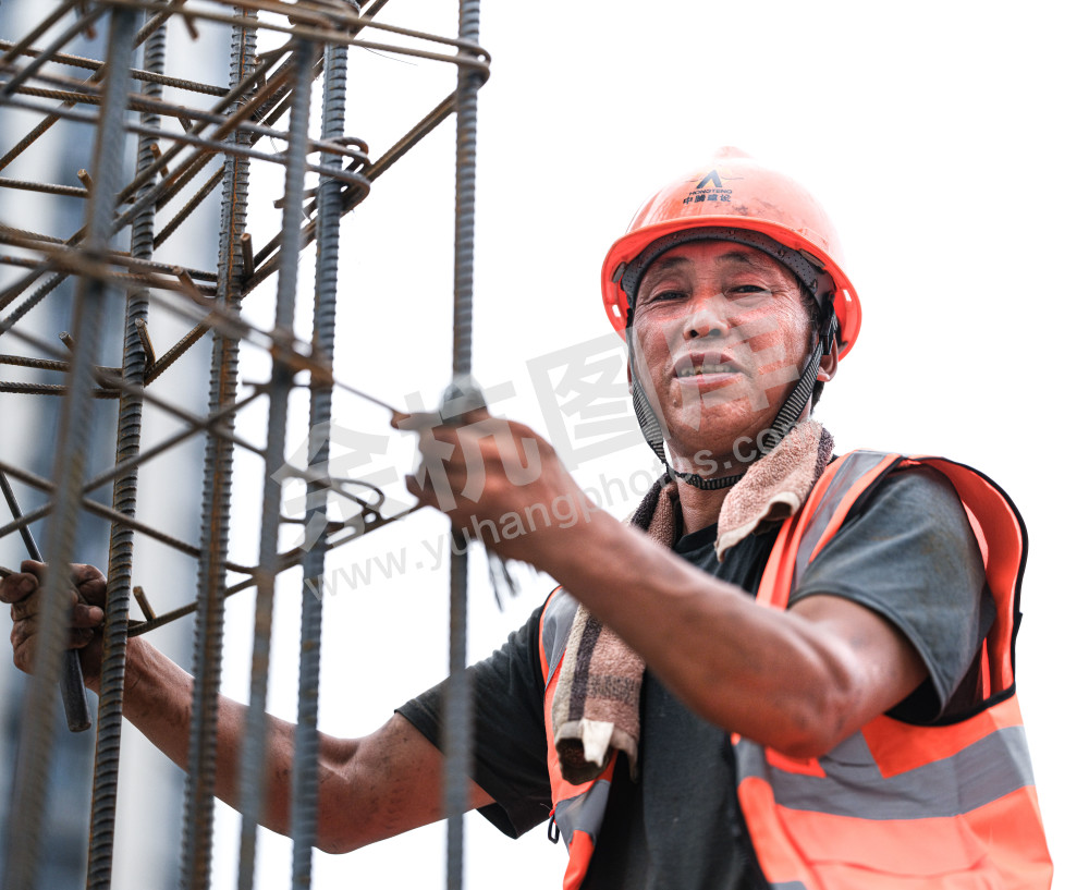 烈日下的建设者