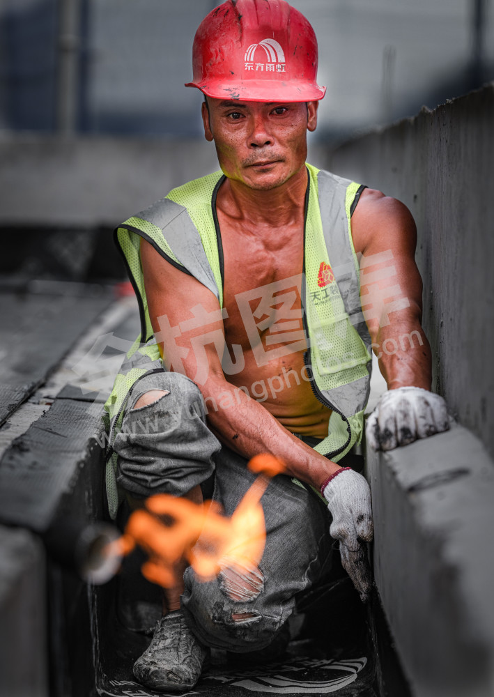 烈日下的建设者 