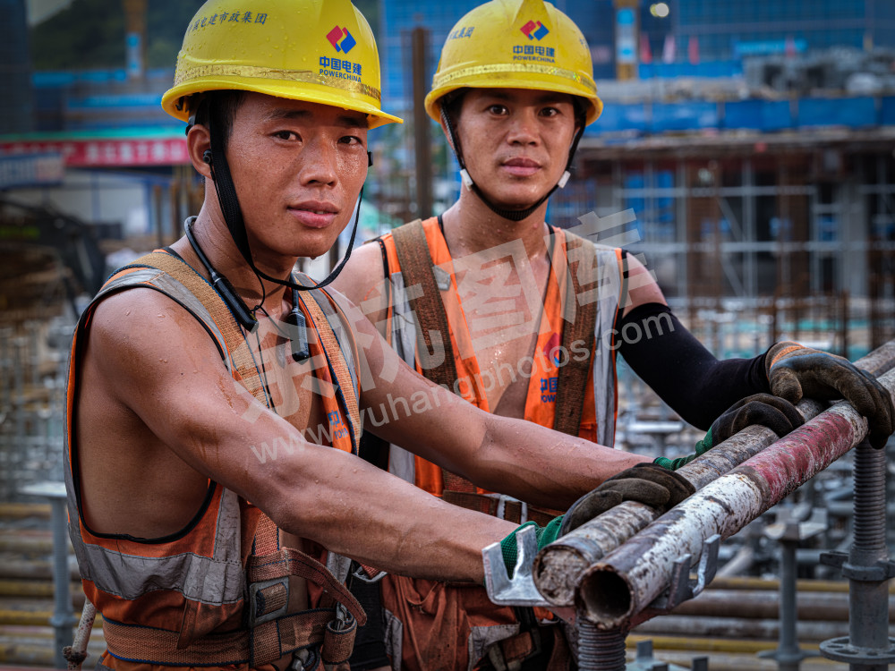 烈日下的建设者 