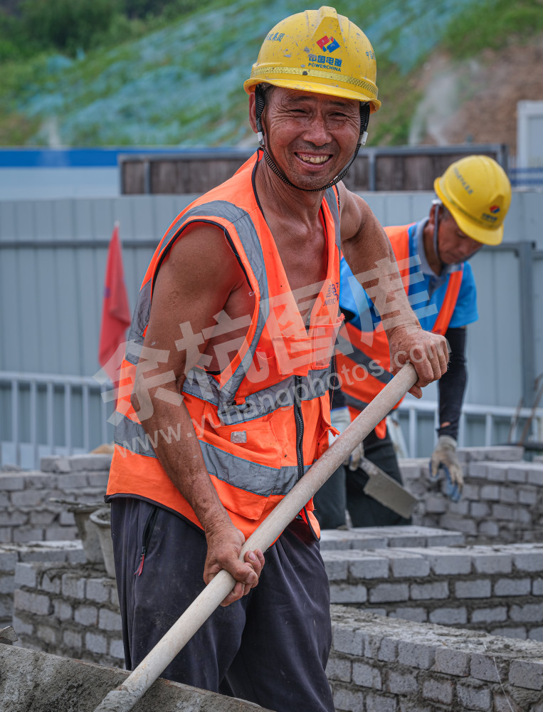 烈日下的建设者