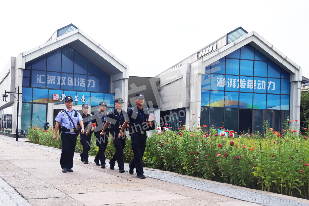 西部巡逻警力沿途设卡照片 