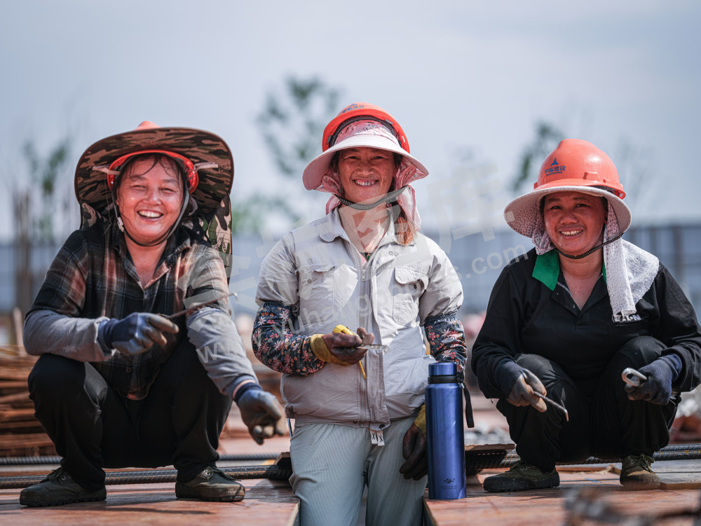 烈日下的建设者