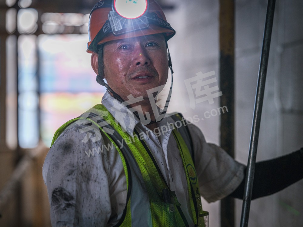 烈日下的建设者 