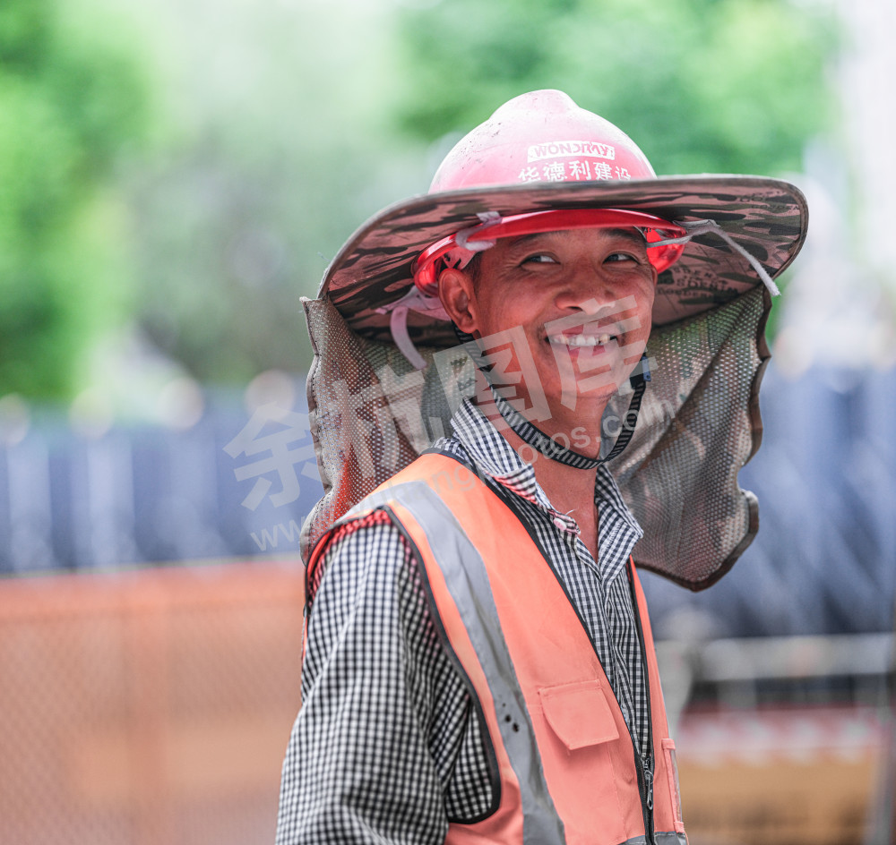 烈日下的建设者