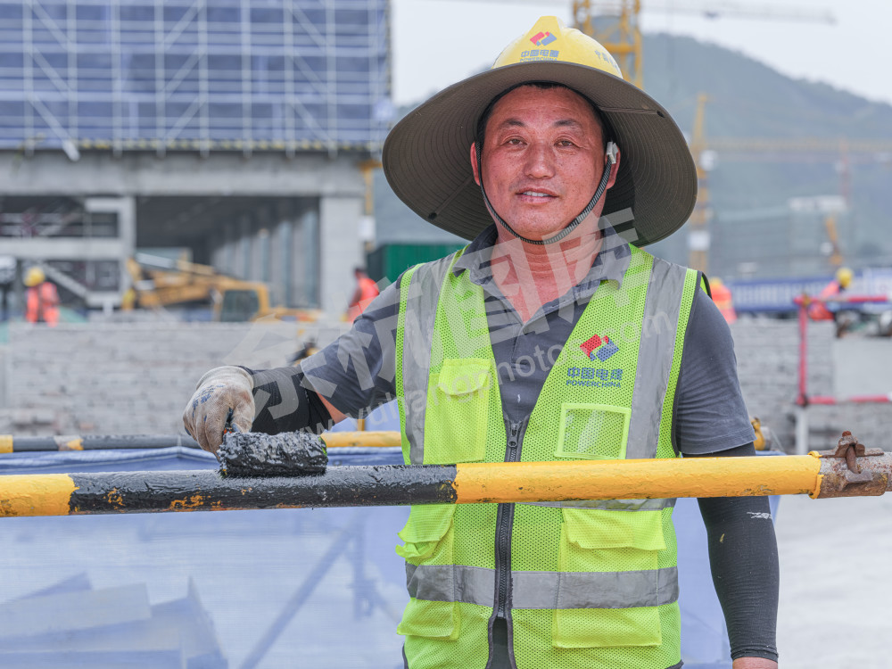 烈日下的建设者