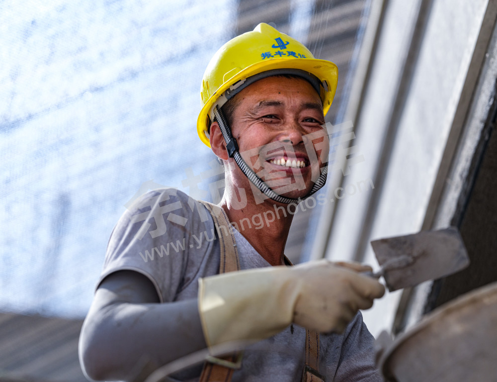 烈日下的建设者 