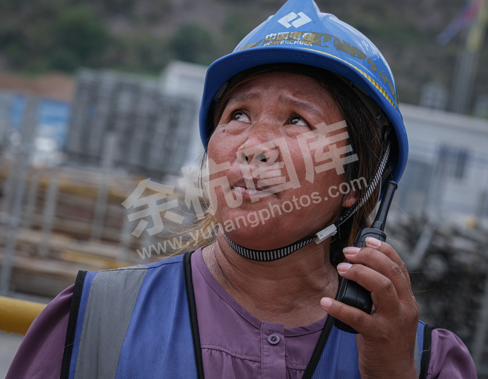 烈日下的建设者