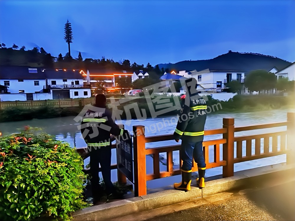 迎战台风“竹节草” 