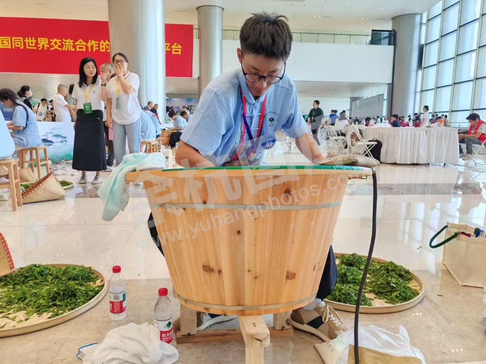 刘小权培养的年轻农创客参与炒茶大事