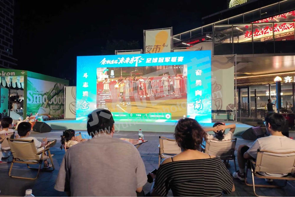 仓前人在观赛点观看直播