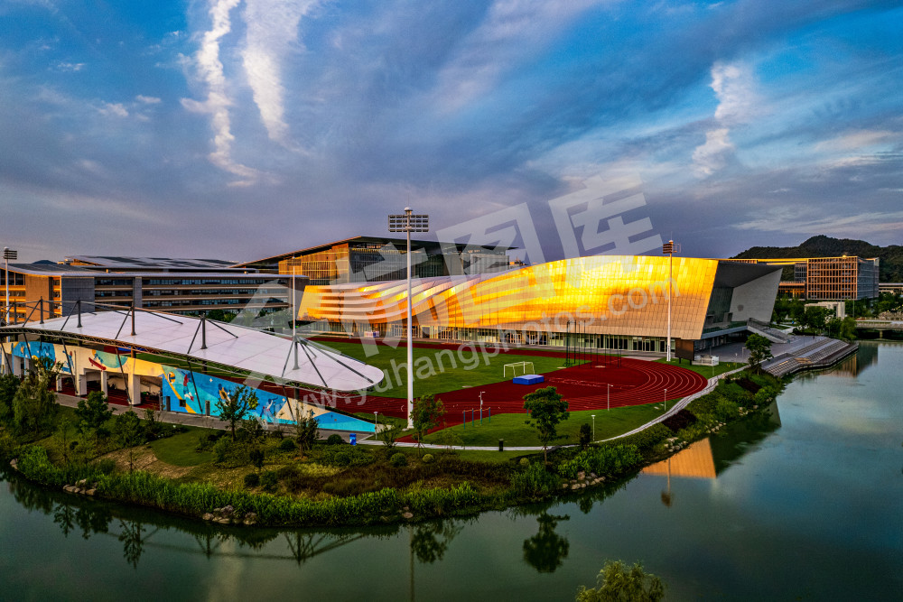 《晚霞的航天航空大学》